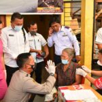 KAPOLRES SAMOSIR KUNJUNGI KEGIATAAN VAKSIN BOOSTER ( VAKSIN KE 3) DIONAN BARU ( PASAR RAKYAT)