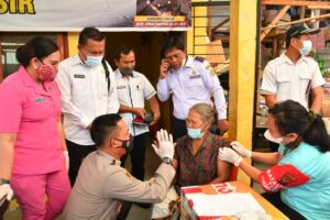 KAPOLRES SAMOSIR KUNJUNGI KEGIATAAN VAKSIN BOOSTER (VAKSIN KE 3) DIONAN BARU (PASAR RAKYAT)