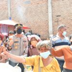 kapolres samosir bagi masker ke masyarakat