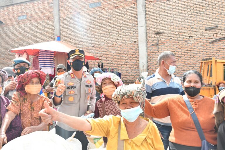 kapolres samosir bagi masker ke masyarakat