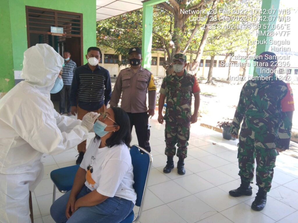 Camat Harian bersama Babinsa-Bhabinkamtimas & Tim Medis Puskesmas Harian Melaksanakan SWAB Di SMPN 1 Harian