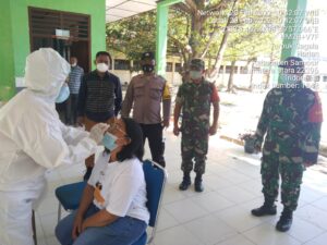 Camat Harian bersama Babinsa-Bhabinkamtimas & Tim Medis Puskesmas Harian Melaksanakan SWAB Di SMPN 1 Harian
