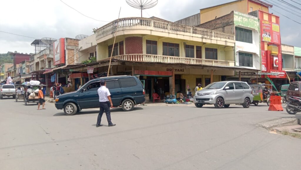 JALAN SEPUTARAN ONAN BARU,MULAI TERTATA DAN PARKIRAN KENDARAAN MULAI TERTATA RAPI