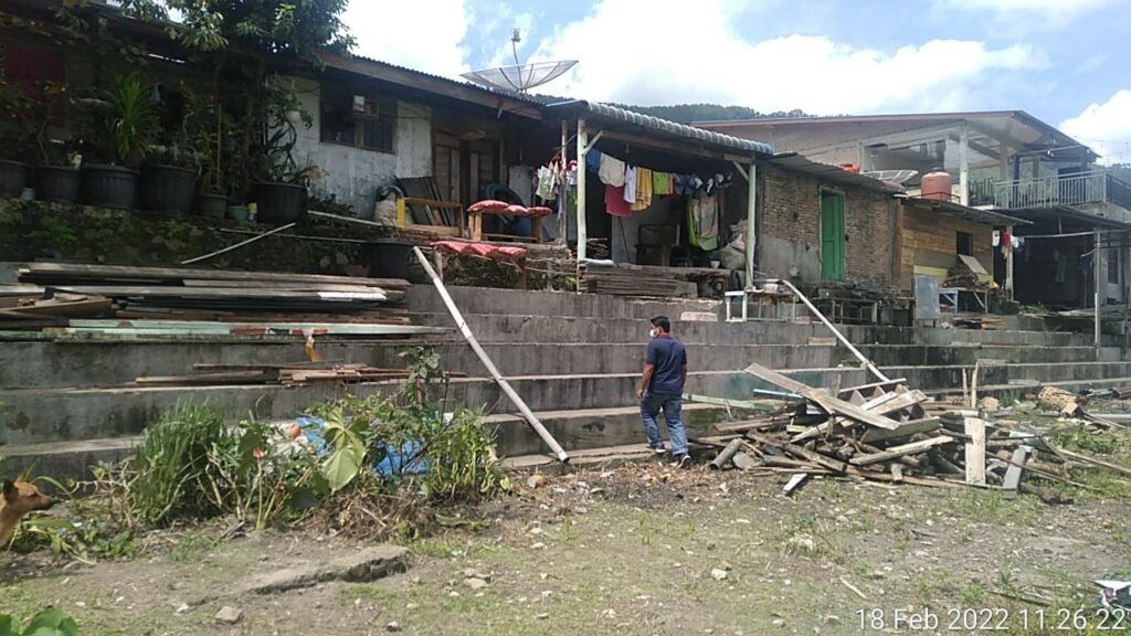 CAMAT SIMANINDO LAKUKAN PENATAAN DILAPANGAN BOLA AMBARITA