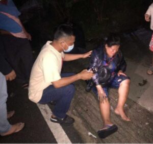 KAPOLRES SAMOSIR BANTU KORBAN LAKA LANTAS