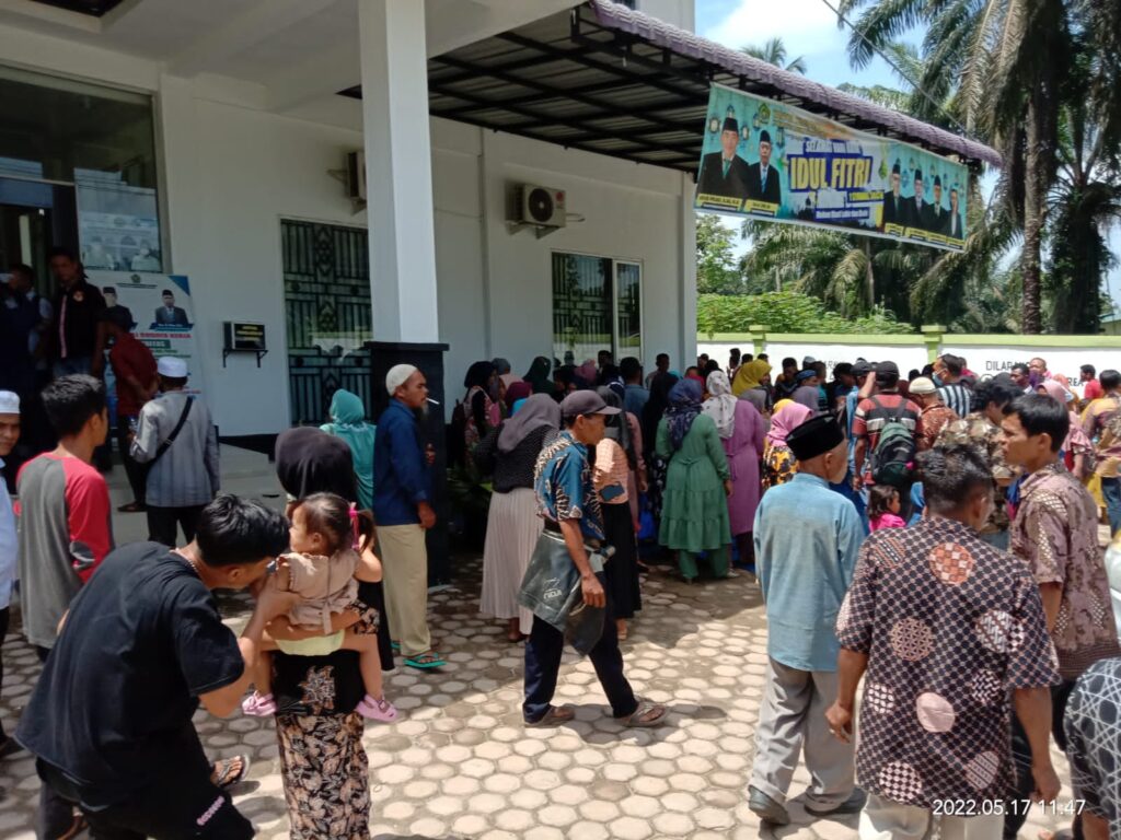 Ratusan Warga Desa Hatapang Melakukan Aksi Demo Di Kantor DEPAG Labura