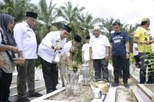 MENYAMBUT ULANG TAHUN LABURA KE 14 BUPATI BERZIARAH  KE MAKAM TOKOH PEMEKARAN