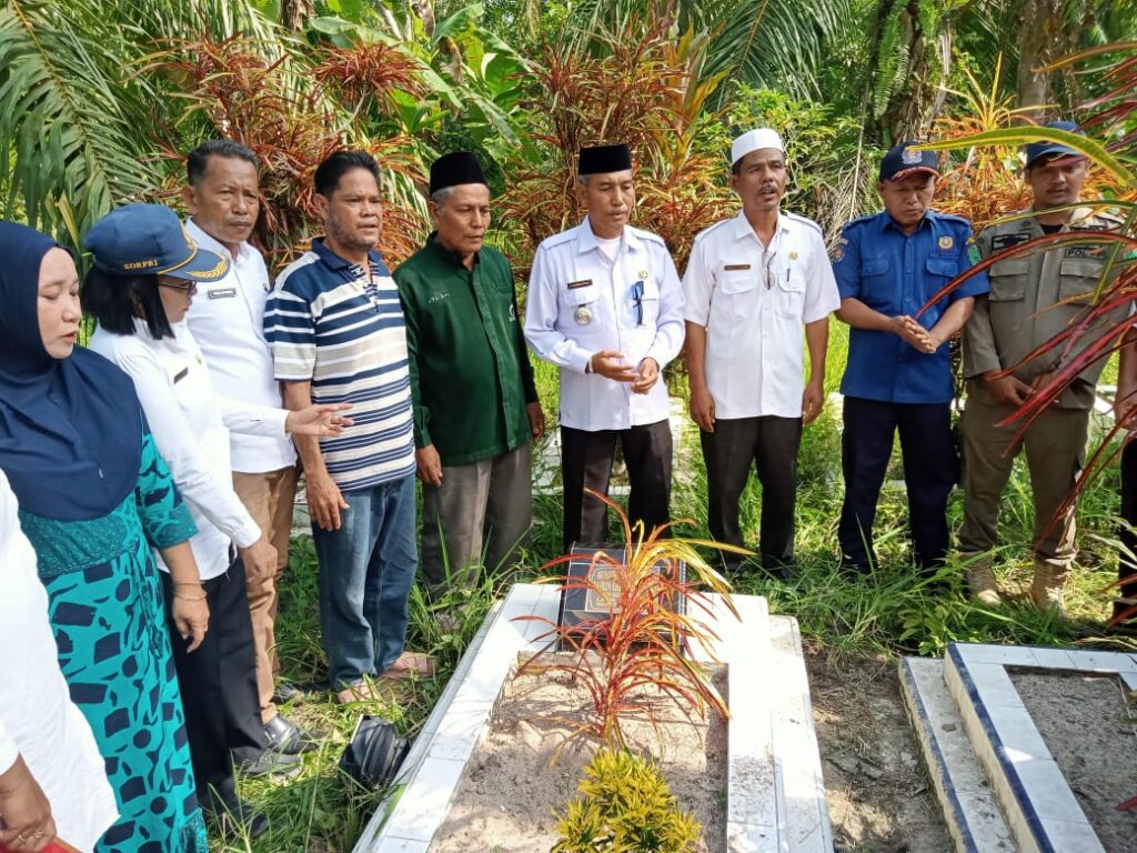 MENYAMBUT ULANG TAHUN LABURA KE 14 PEMERINTAH KECAMATAN KUALUH HILIR ZIARAH KE MAKAM TOKOH PEMEKARAN