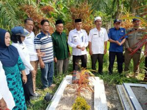 MENYAMBUT ULANG TAHUN LABURA KE 14 PEMERINTAH KECAMATAN KUALUH HILIR ZIARAH KE MAKAM TOKOH PEMEKARAN