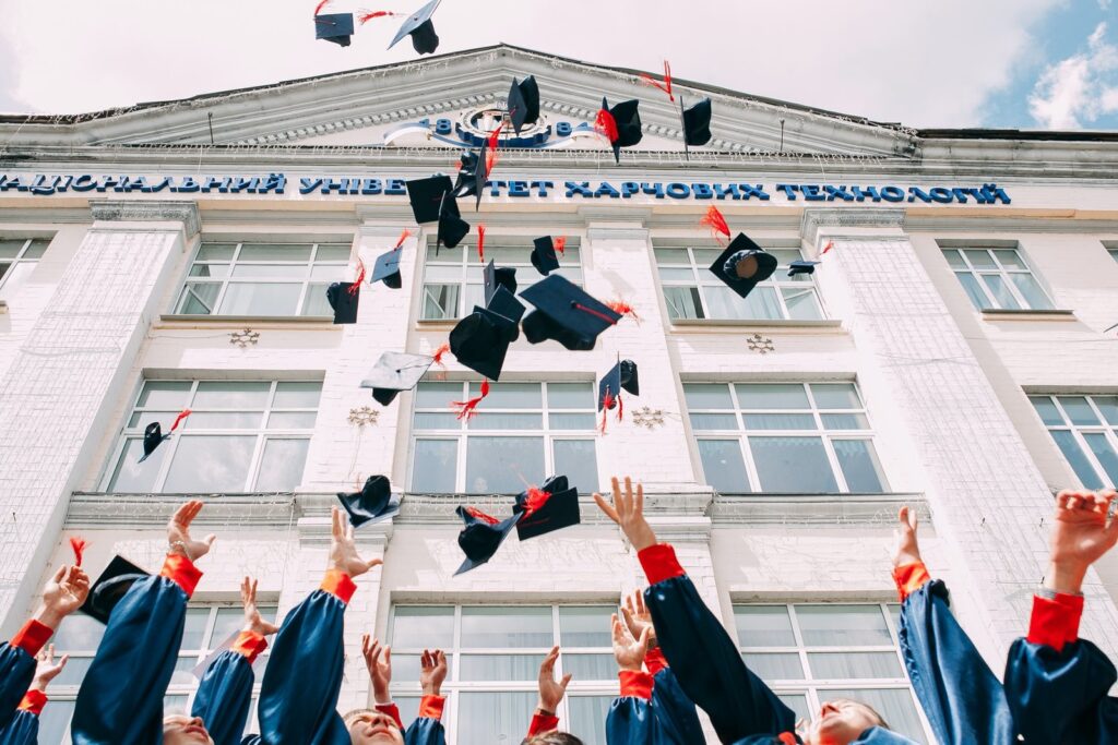 5 scholarships to study abroad: UK, US and Canada
