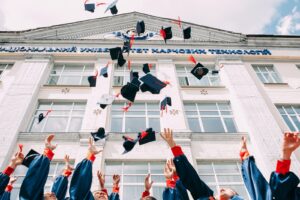 5 scholarships to study abroad: UK, US and Canada