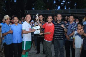 Wabup Serahkan Piala dan Tutup Turnament Mini Soccer Labura Hebat Cup I
