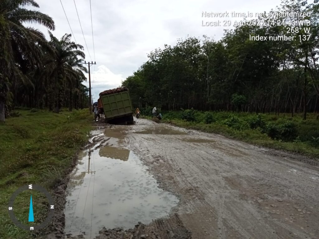 JALAN LINTAS TANJUNG PASIR MENUJU KECAMATAN KUALUH LEIDONG LABURA RUSAK PARAH
