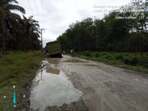 JALAN LINTAS TANJUNG PASIR MENUJU KECAMATAN KUALUH LEIDONG LABURA RUSAK PARAH