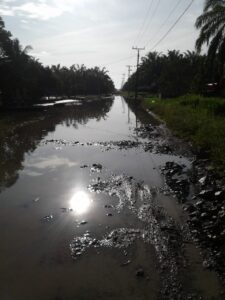Warga Dan Pengguna Jalan Resah Jalan  Menuju Tanjung Lidong Rusak Parah