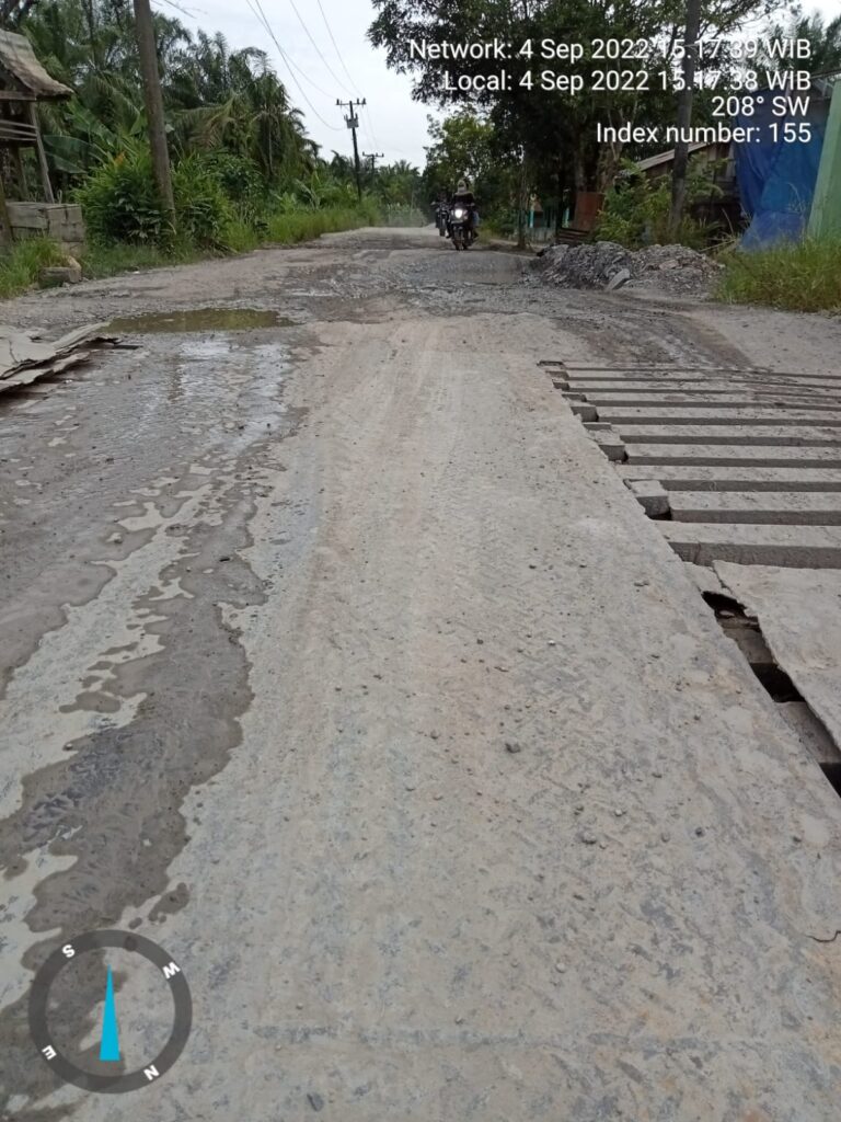 Jalan penghubung antara dua kecamatan yaitu kecamatan kualuh hulu dan kecamatan kualuh selatan di kabupaten Labuhan batu Utara rusak