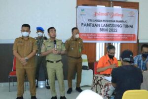 Wakil Bupati Labura Pantau Penyaluran Bantuan Keluarga Penerima Manfaat Bantuan Langsung Tunai BBM