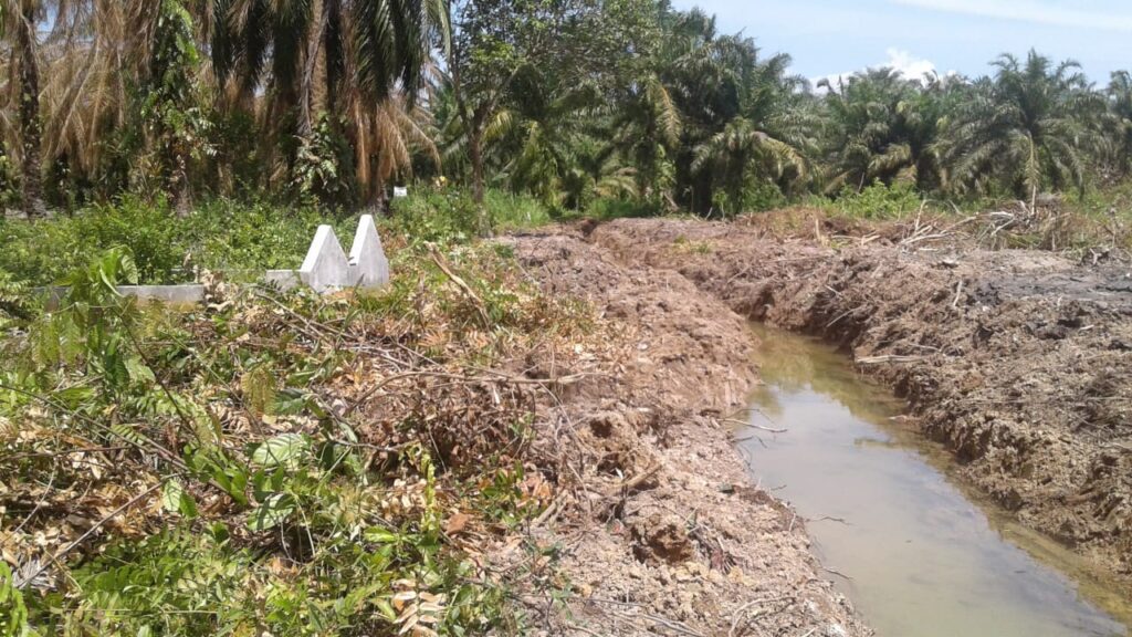 Nurmala br Pardede Warga Desa Sialang Taji  Mencari Keadilan Ke Kantor Desa Terkait Pembekoan Lahan
