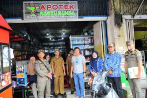 DINAS KESEHATAN LABURA RAZIA SEJUMLAH APOTIK DI AEK KANOPAN