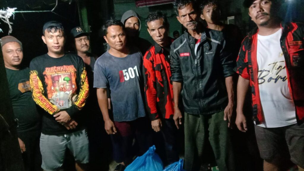 Pimpinan Ranting Pemuda Pancasila Bagi – Bagi Kotak Nasi Kepada Korban Banjir Kelurahan Aek Kanopan Timur