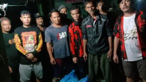 Pimpinan Ranting Pemuda Pancasila Bagi – Bagi Kotak Nasi Kepada Korban Banjir Kelurahan Aek Kanopan Timur