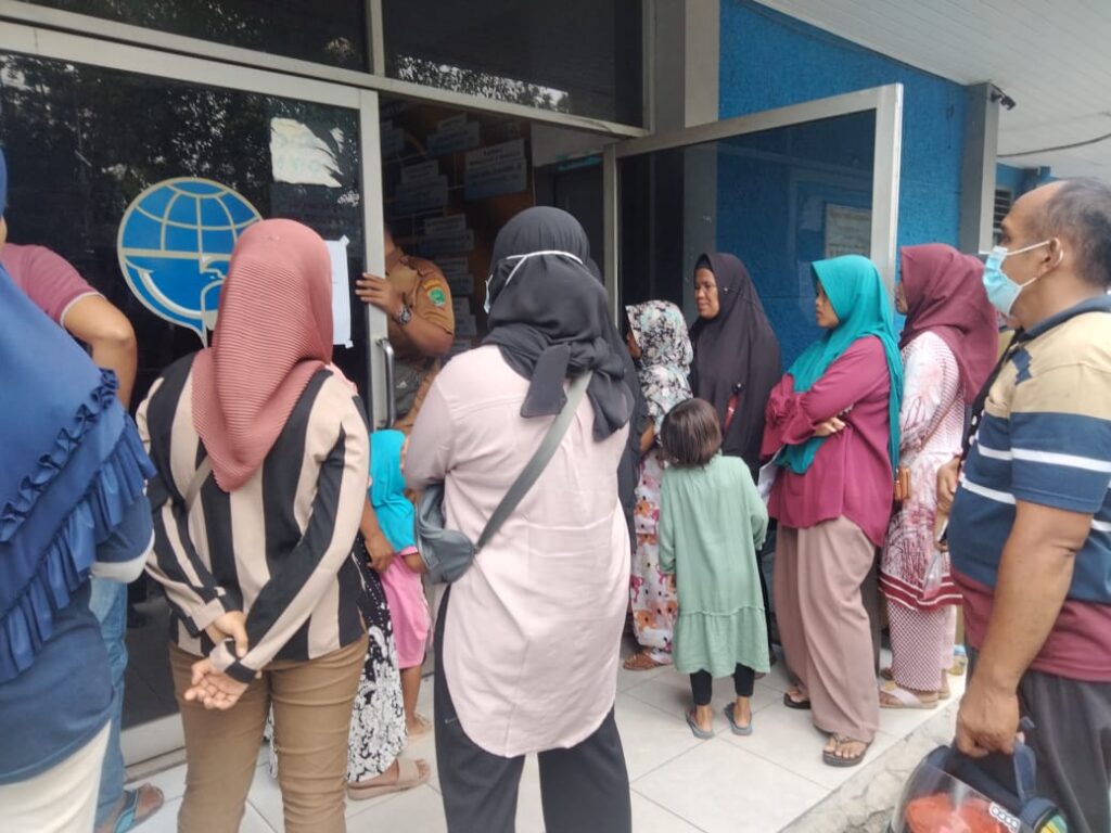 Dishub Labura Berikan Bantuan BLT Kepada Sejumlah Tukang Becak, Supir Angkot Hingga Pengendara Online