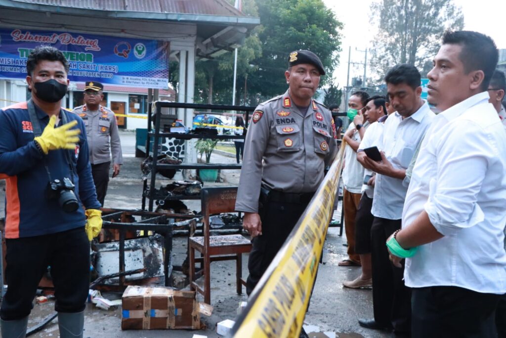 Damkar Pemkap Karo Sigap Padamkan Api Di Gedung RSUD Kabanjahe