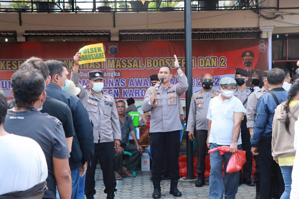 Polres Karo Gelar Vaksinasi Boster Massal Dan Bagi – Bagi Paket Sembako Kepada Warga