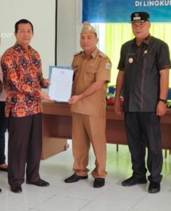 BUPATI NIAS UTARA MENYERAHKAN SURAT KEPUTUSAN (SK) PENGANGKATAN PENJABAT KEPALA DESA DI LINGKUNGAN PEMERINTAH KABUPATEN NIAS UTARA TAHUN 2022