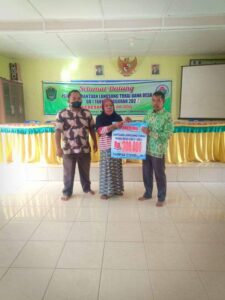 Kepala Desa Pulo Bargot Labura Salurkan BLT DD
