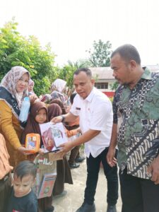 Kepala desa Perkebunan Marbau Selatan Budi Lubis berikan hadiah bagi Siswa berprestasi Di SD Negeri 112315 Perkebunan Marsel