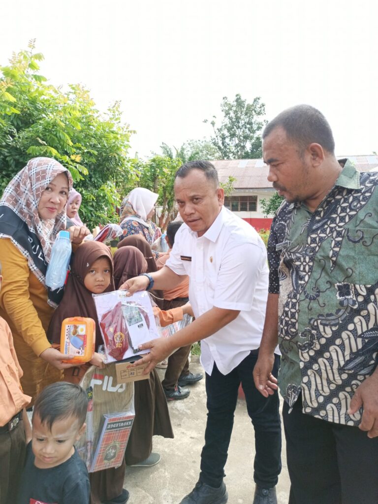 Kepala desa Perkebunan Marbau Selatan Budi Lubis berikan hadiah bagi Siswa berprestasi Di SD Negeri 112315 Perkebunan Marsel