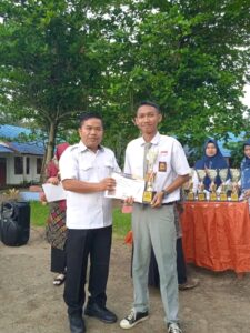 Kepala sekolah Kesuma Bangsa Londut Berikan Hadiah Kepada Siswa Siswi Terbaik