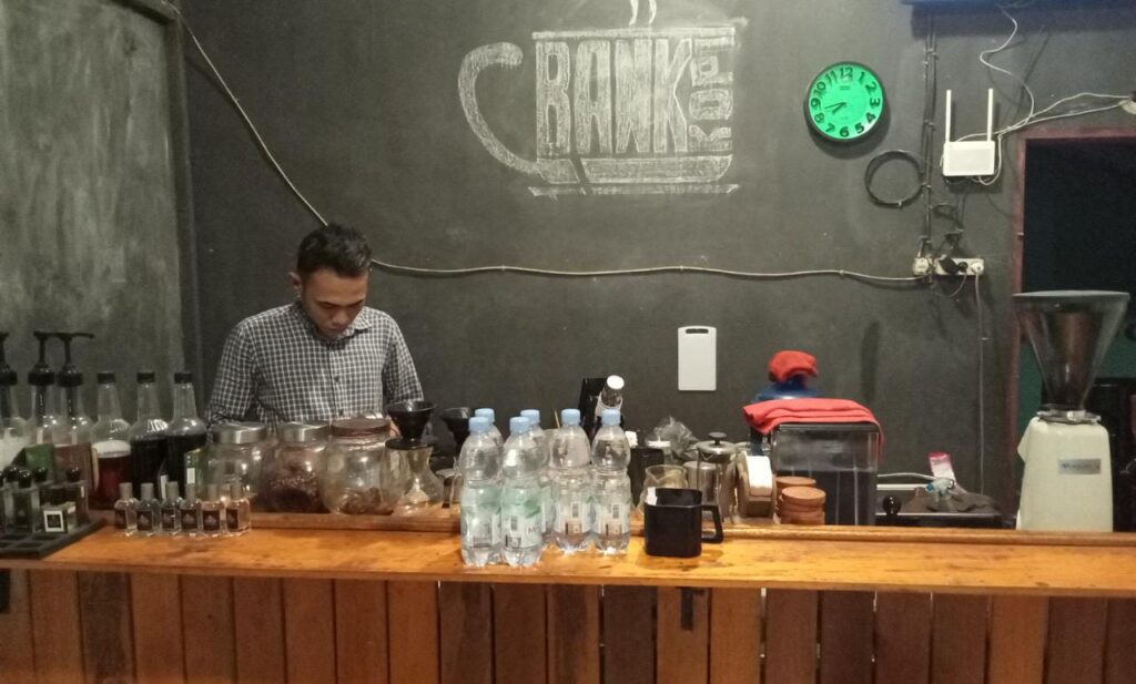 Tongkrongan Warkop Bank Kopi Menyediakan Menu Istimewa