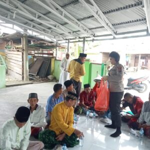 Wakapolres Asahan Bagi Bagi  Nasi Kotak Untuk Semua Jamaah Mesjid Ukhuwah Islamiyah Di Jumat Berkah