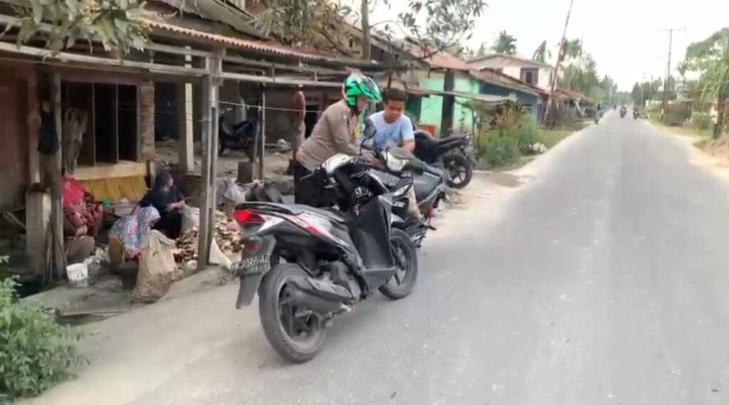 Bentuk Kepedulian Seorang Bhabinkamtibmas, Bantu Warga Yang Terjatuh Membawa Goni