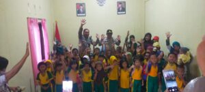 Peduli Keselamatan Polsek Pulau Raja Bantu Sebrangkan Anak TK Wijaya