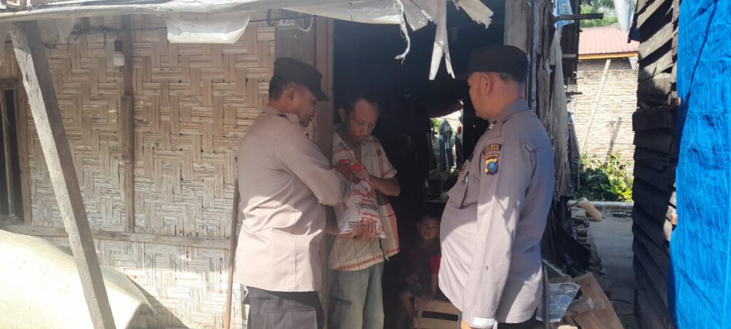 Terserang Penyakit Paru-paru, Bhabinkamtibmas Polsek Simpang Empat Berikan Bantuan Sembako
