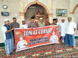 Polsek Simpang Empat Melaksanakan Sholat Jumat dan Jumat Curhat di Mesjid Al-Ikhwan
