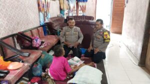 Sambangi Nenek Usia Lanjut, Polsek Pulau Raja Berikan Bantuan Sembako