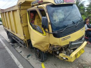 Dubrak Hantam Dump Truck Mobil Brio Warna Hitam Satria Hancur