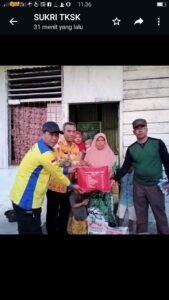 Ahmad Sukri TSSK Kualuh hilir Bagi Bagi Sembako Kepada Warga Korban Kebakaran