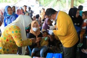 SUKSESKAN PIN, BUPATI TETESKAN VAKSIN POLIO DI KUALUH LEIDONG