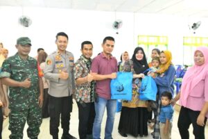 Cegah Stunting, Pemkab Labura Bersama Polsek Kualuh Hulu Memberikan Makanan Tambahan di desa Kuala Beringin
