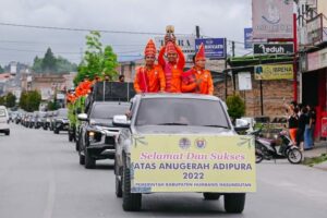 Penuh Kebanggaan Piala Adipura Diarak Arak Keliling Kota Doloksanggul
