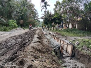 Pembangunan Saluran Drainase Desa Rawa Sari melanggar peraturan perundang-undangan Tanpa ada papan informasi
