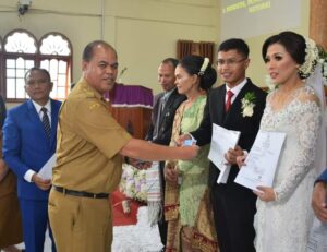Dukcatpil Humbahas Serahkan Dokumen Administrasi Kependudukan Bagi Pasangan Pengantin Baru