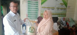 Pemerintah Desa Kuala Bangka salurkan bantuan beras kepada warga kurang mampu