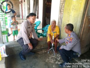 Peduli Warga yang Sakit Kapolsek Bandar Pasir Mandoge Berikan Bantuan Tongkat dan Sembako
