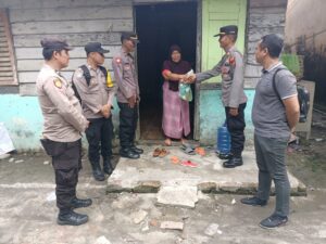Kapolsek Air Joman Pimpin Langsung Penyaluran Bansos Sembako ke Warga
